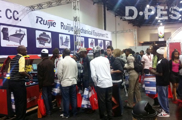 2012南非廣告展最火熱展位-銳捷機械，觀眾看機器需排隊！